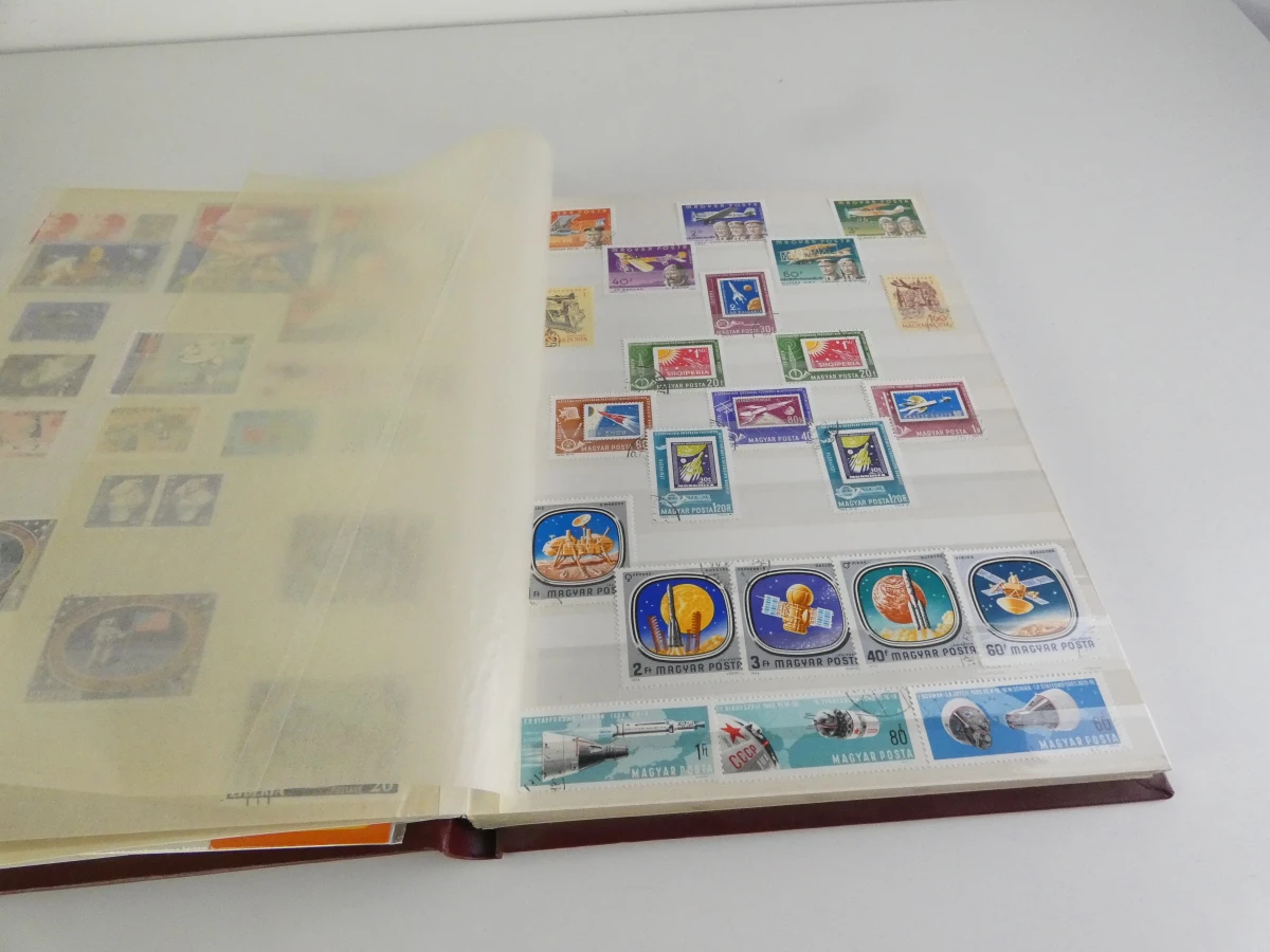 Verzameling postzegelalbums met diverse postzegels
