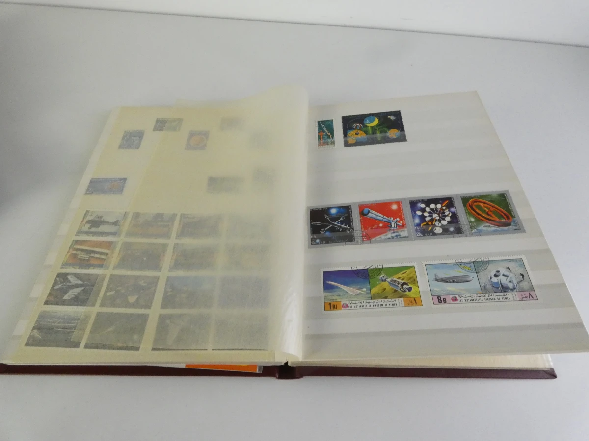 Verzameling postzegelalbums met diverse postzegels