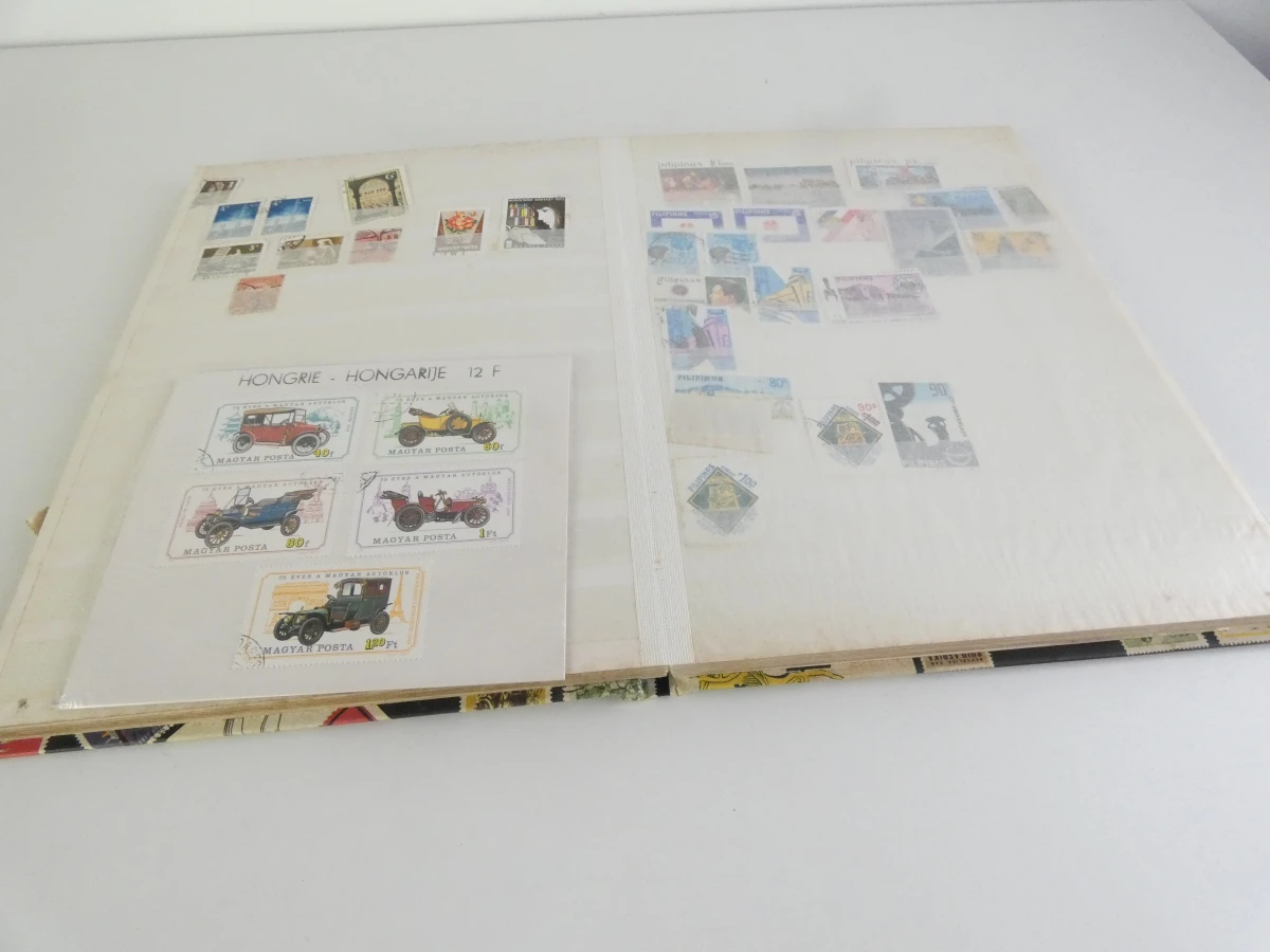 Verzameling postzegelalbums met diverse postzegels