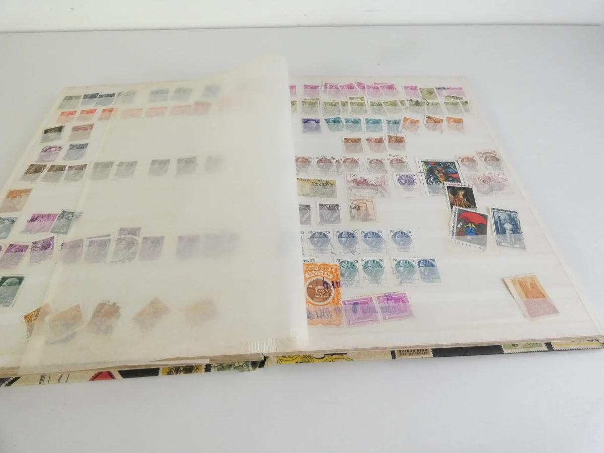Verzameling postzegelalbums met diverse postzegels