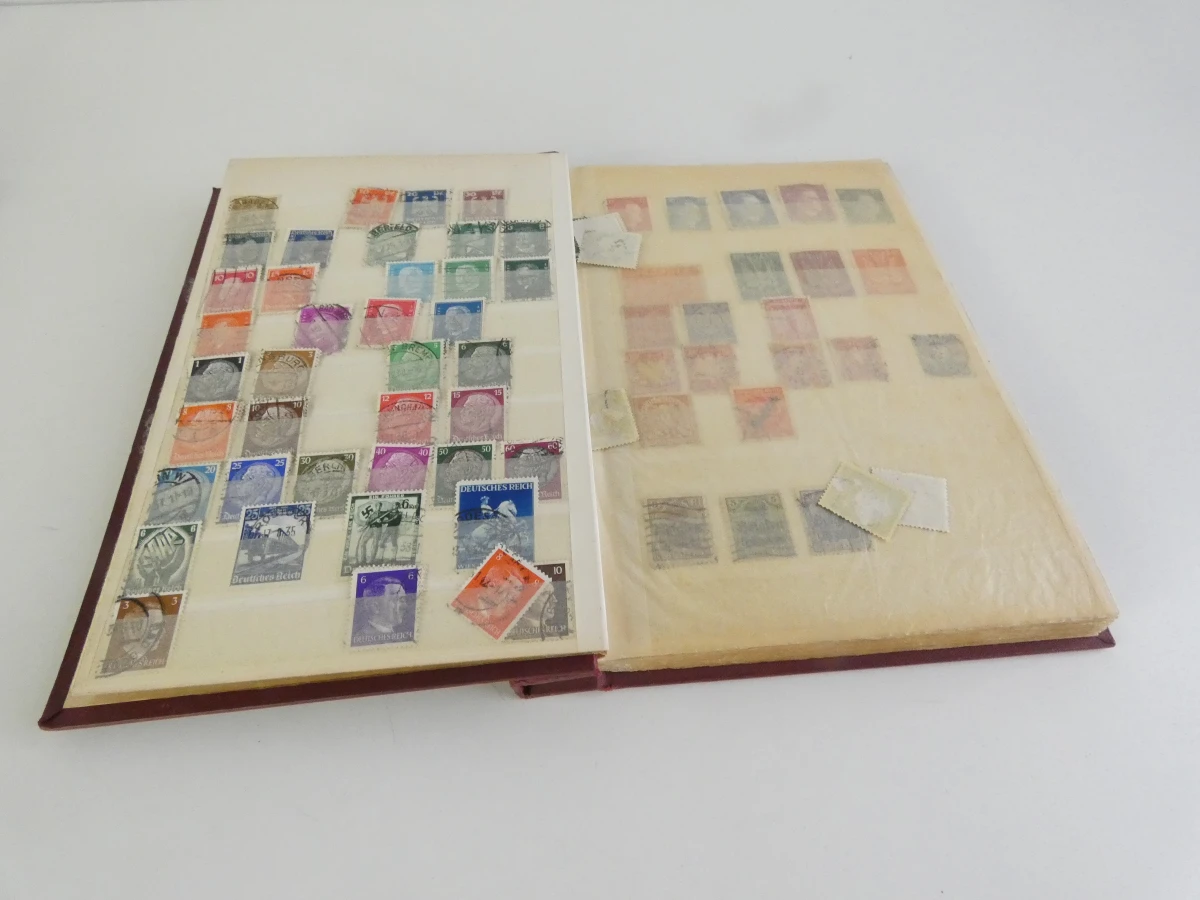 Verzameling postzegelalbums met diverse postzegels