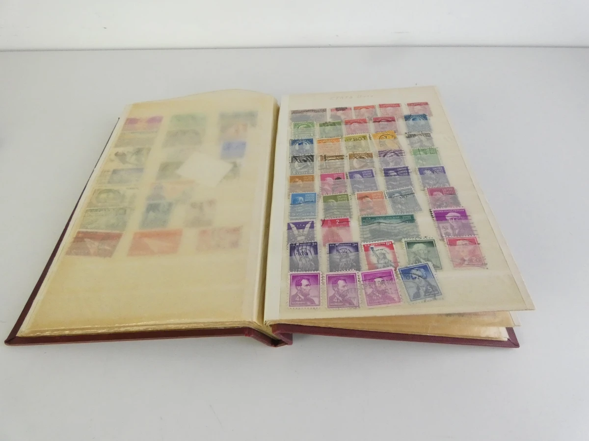Verzameling postzegelalbums met diverse postzegels