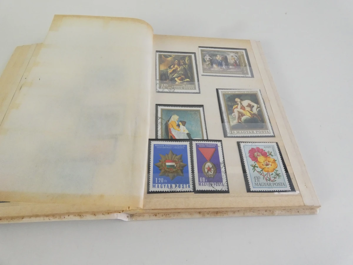 Verzameling postzegelalbums met diverse postzegels