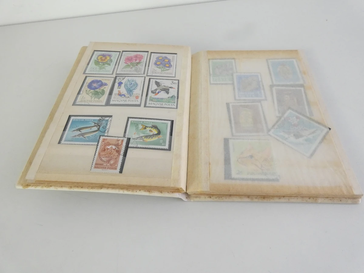 Verzameling postzegelalbums met diverse postzegels