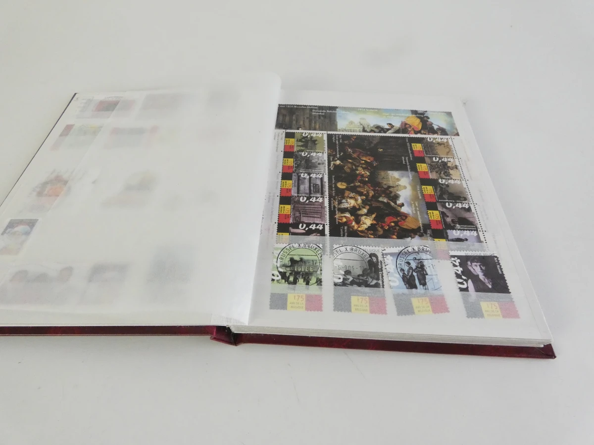 Verzameling postzegelalbums met diverse postzegels