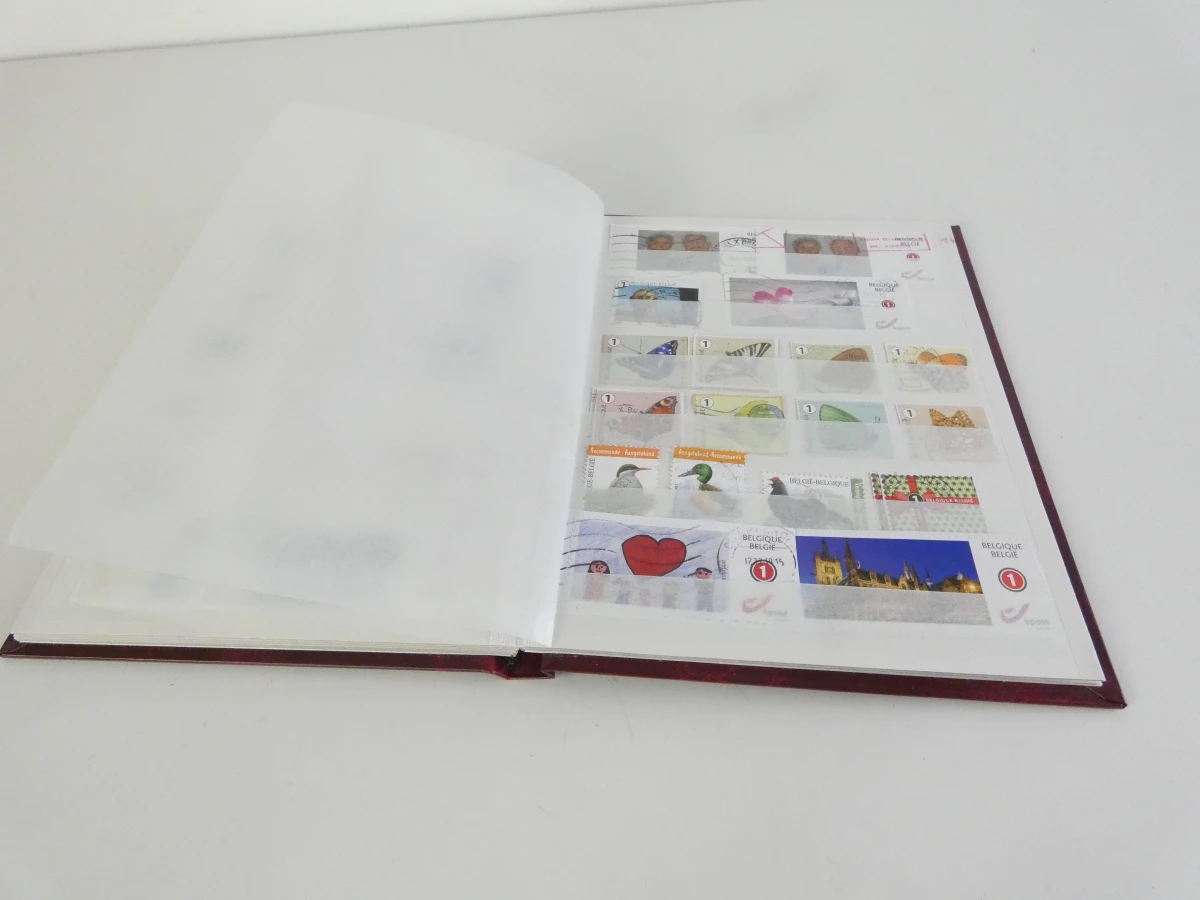 Verzameling postzegelalbums met diverse postzegels