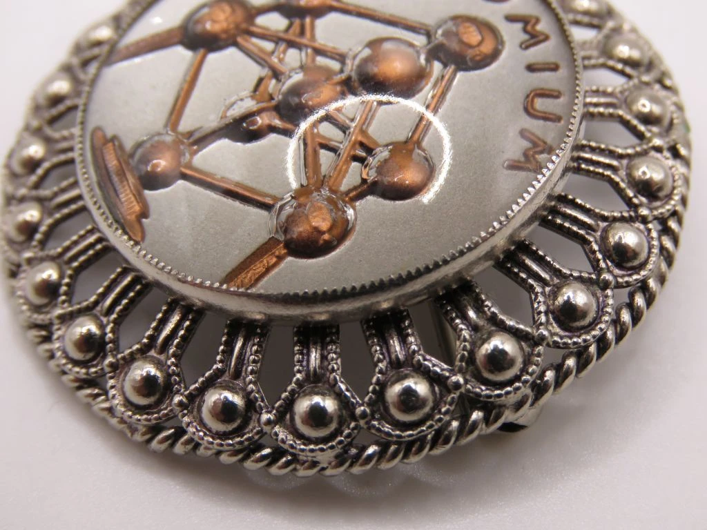 Vintage broche met Atomium afbeelding
