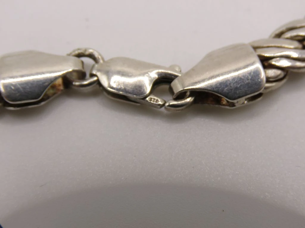 Zilverkleurige ketting met schakelontwerp