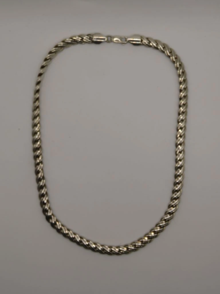 Zilverkleurige ketting met schakelontwerp