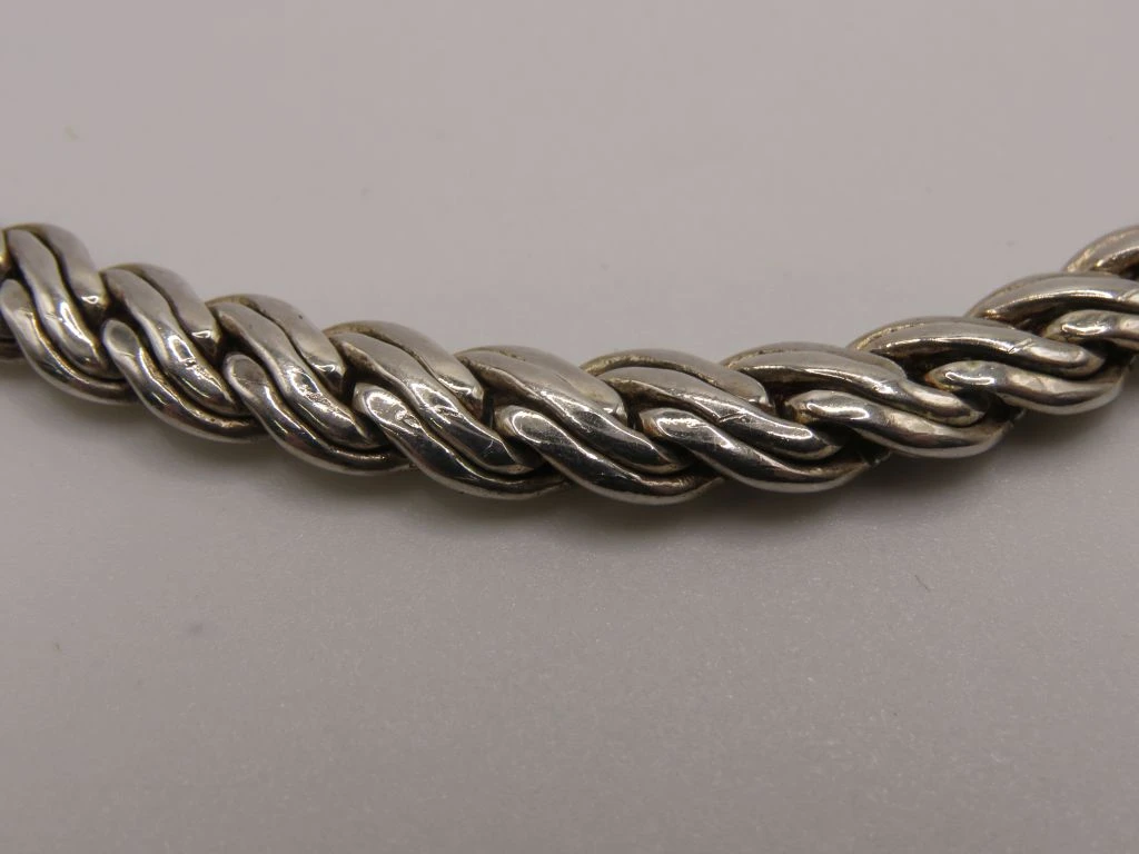 Zilverkleurige ketting met schakelontwerp