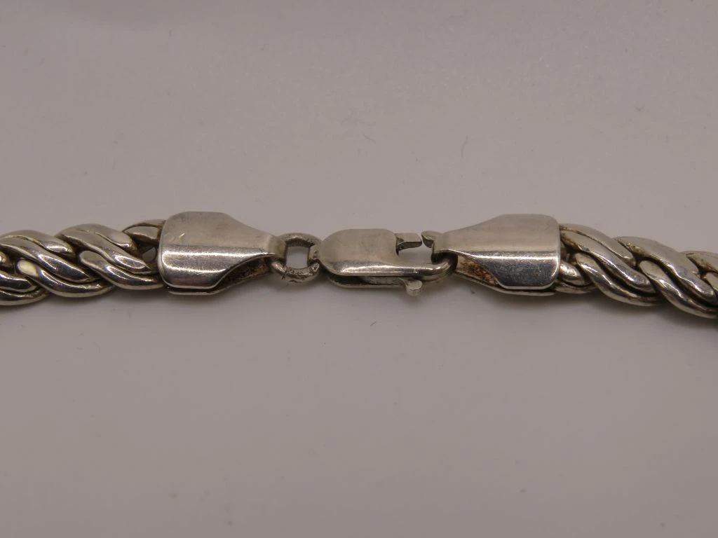 Zilverkleurige ketting met schakelontwerp