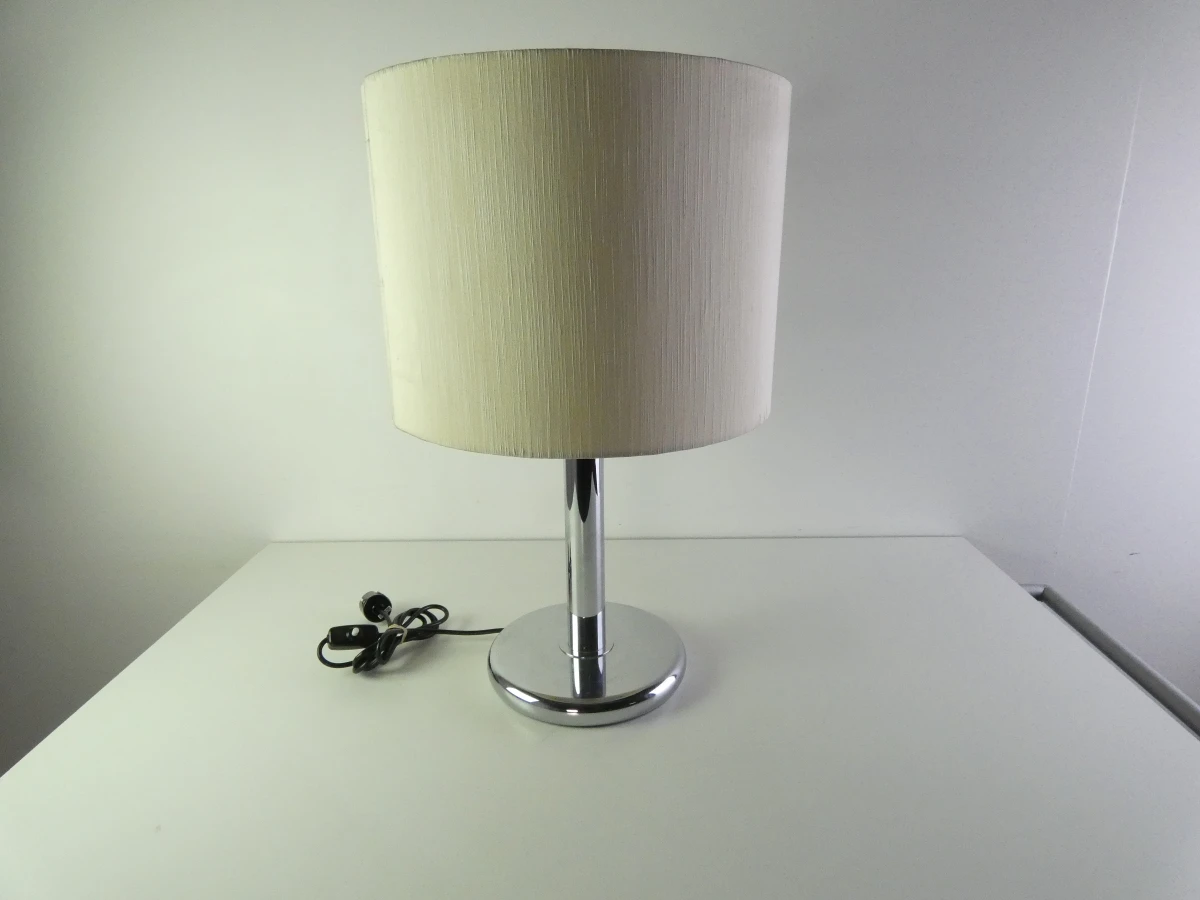 Moderne tafellamp met chromen voet en stoffen kap