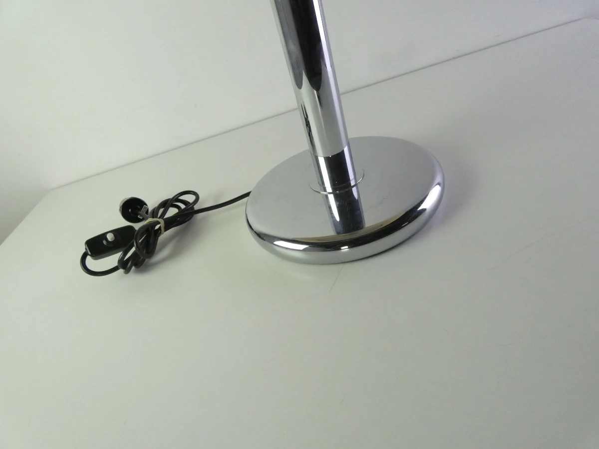 Moderne tafellamp met chromen voet en stoffen kap
