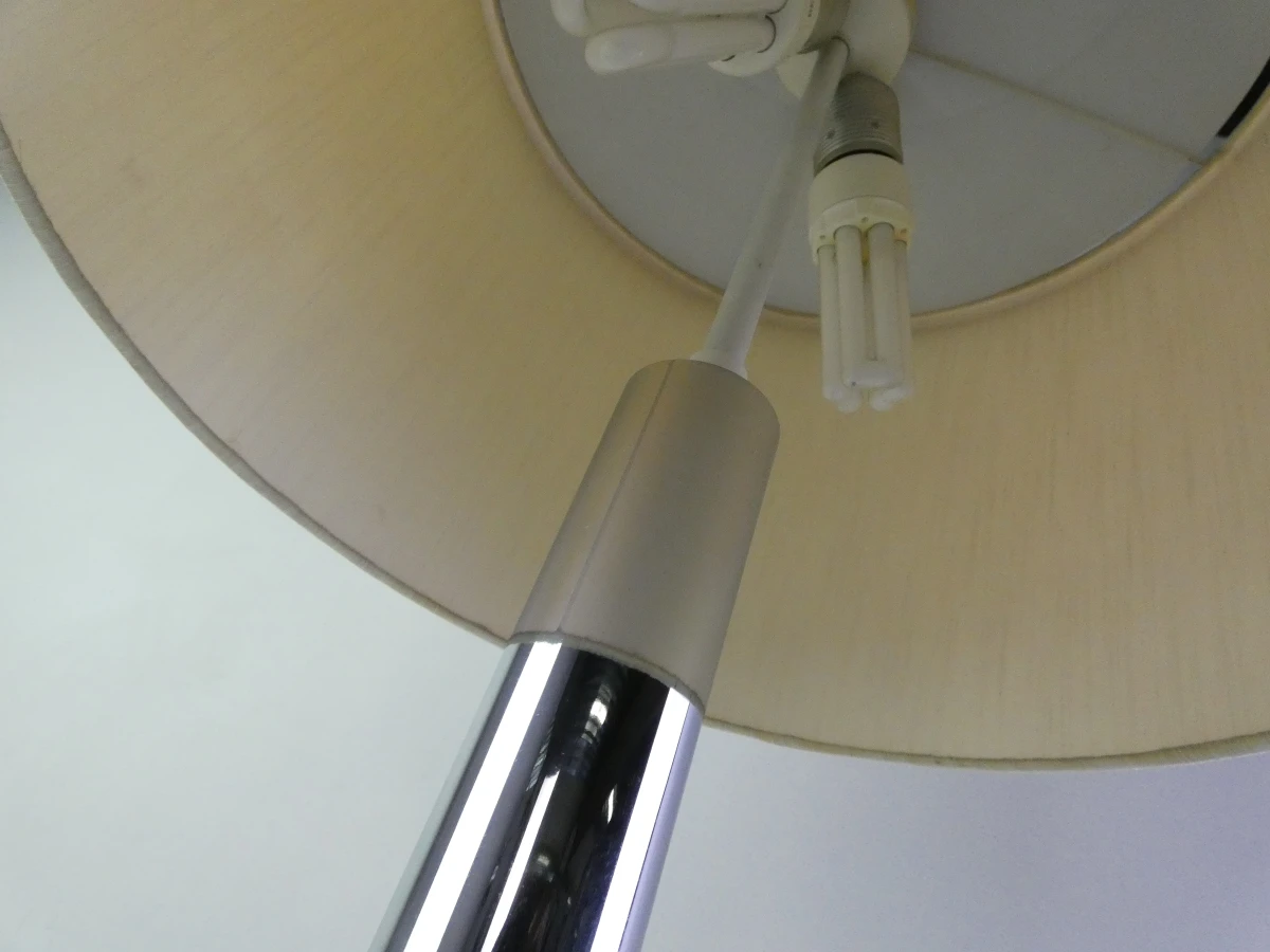 Moderne tafellamp met chromen voet en stoffen kap