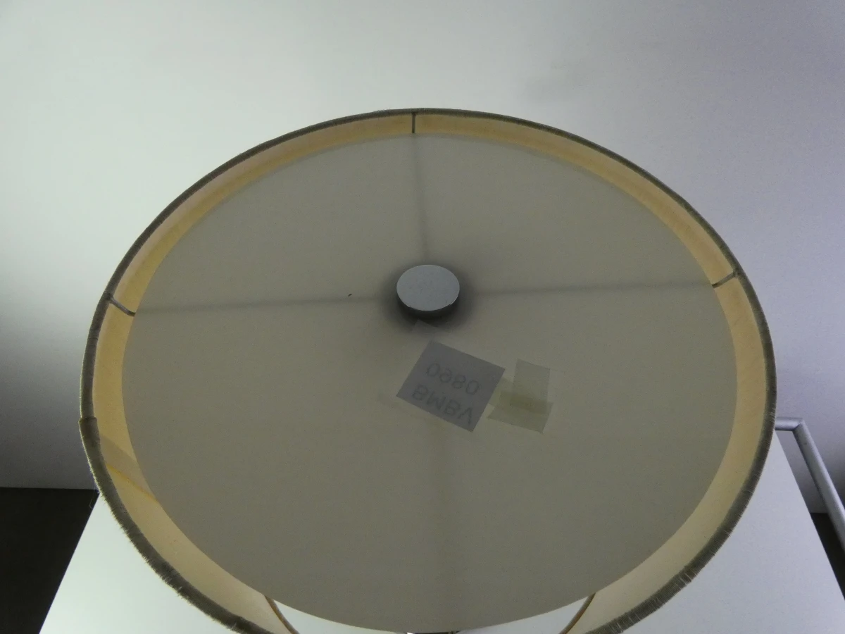 Moderne tafellamp met chromen voet en stoffen kap