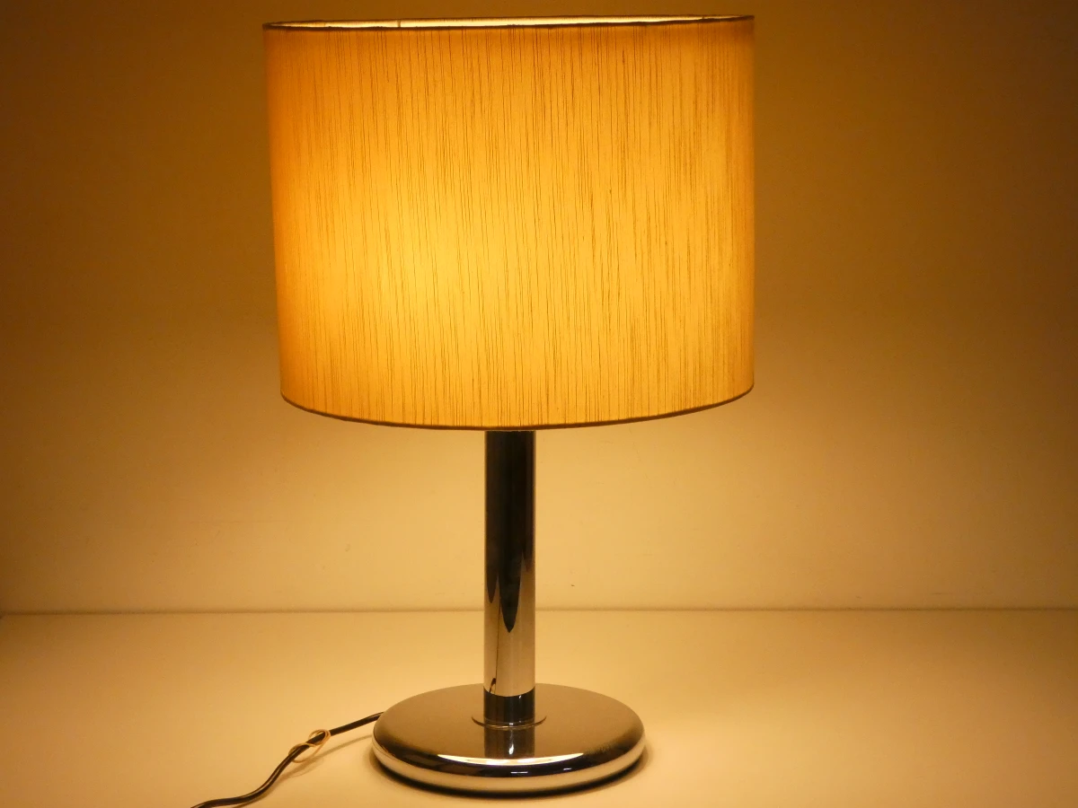 Moderne tafellamp met chromen voet en stoffen kap