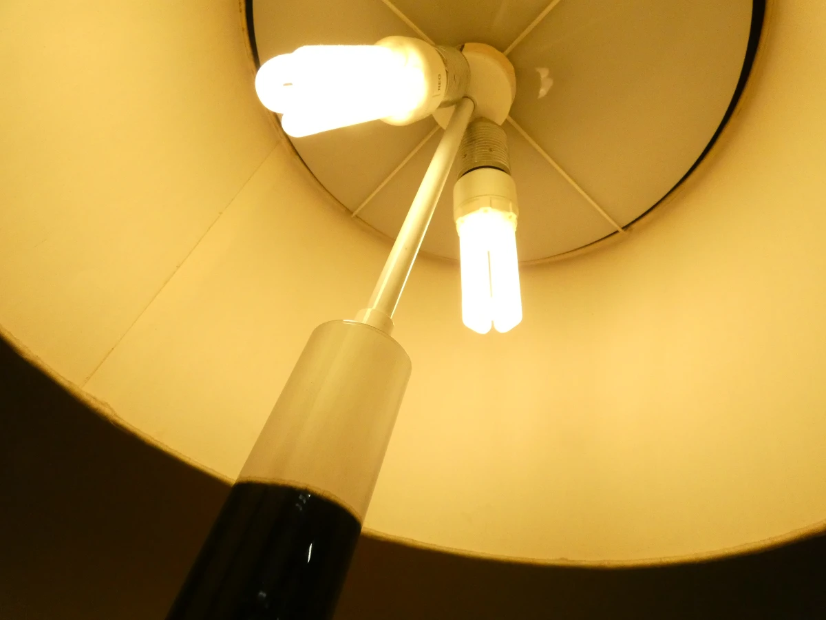 Moderne tafellamp met chromen voet en stoffen kap