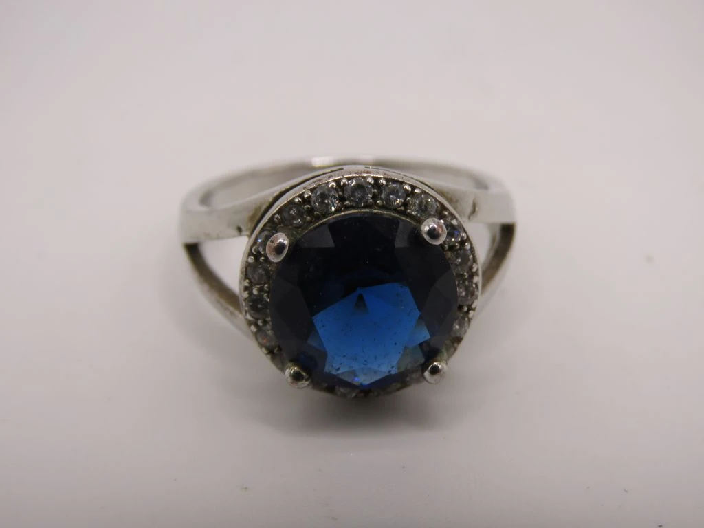 Zilveren ring met blauwe steen en kleine strassteentjes