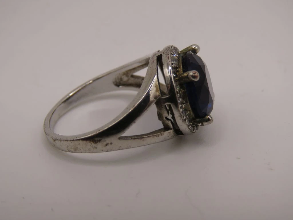 Zilveren ring met blauwe steen en kleine strassteentjes