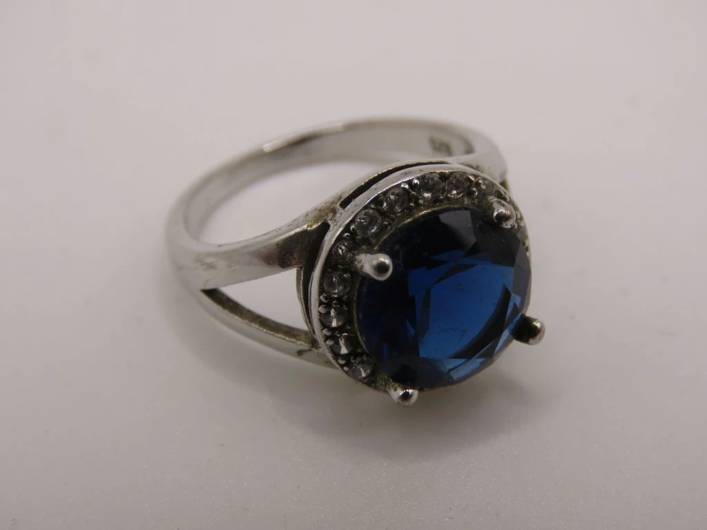 Zilveren ring met blauwe steen en kleine strassteentjes
