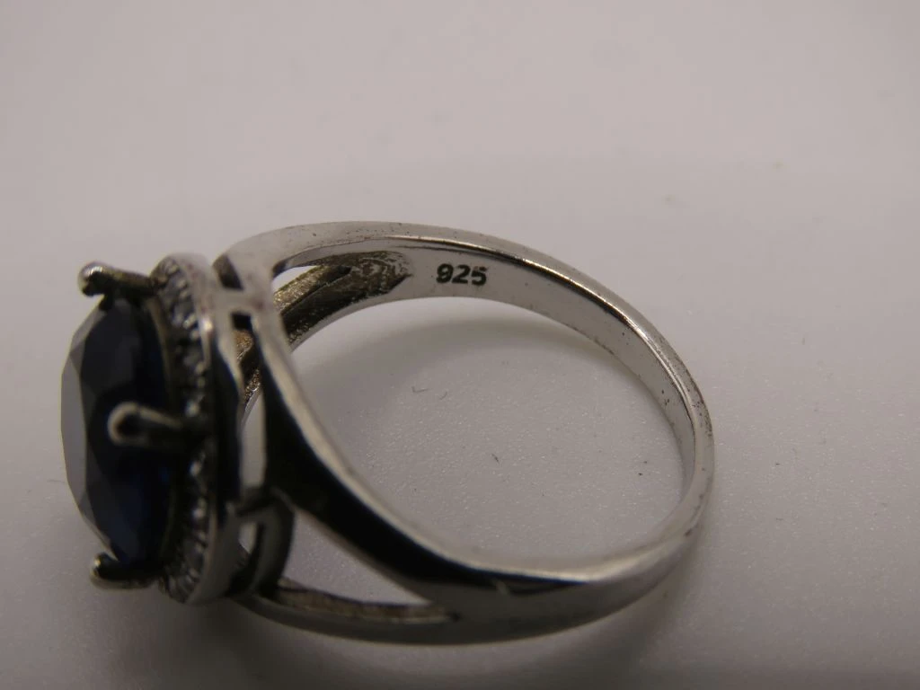 Zilveren ring met blauwe steen en kleine strassteentjes