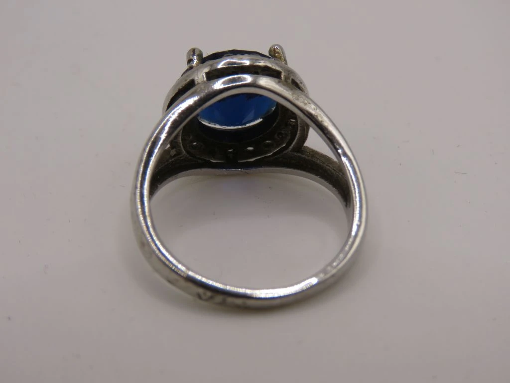 Zilveren ring met blauwe steen en kleine strassteentjes