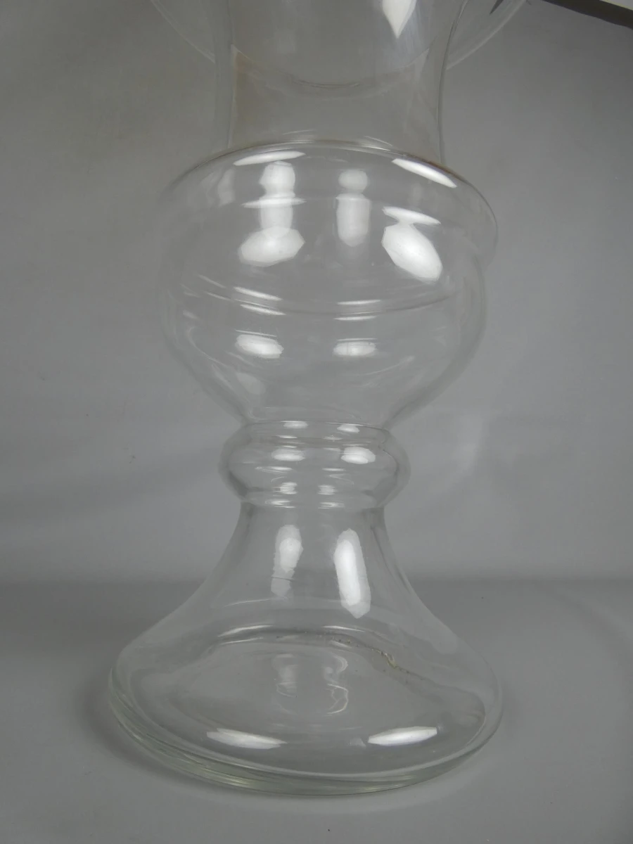 Grote glazen decoratieve vaas met bolvormige details