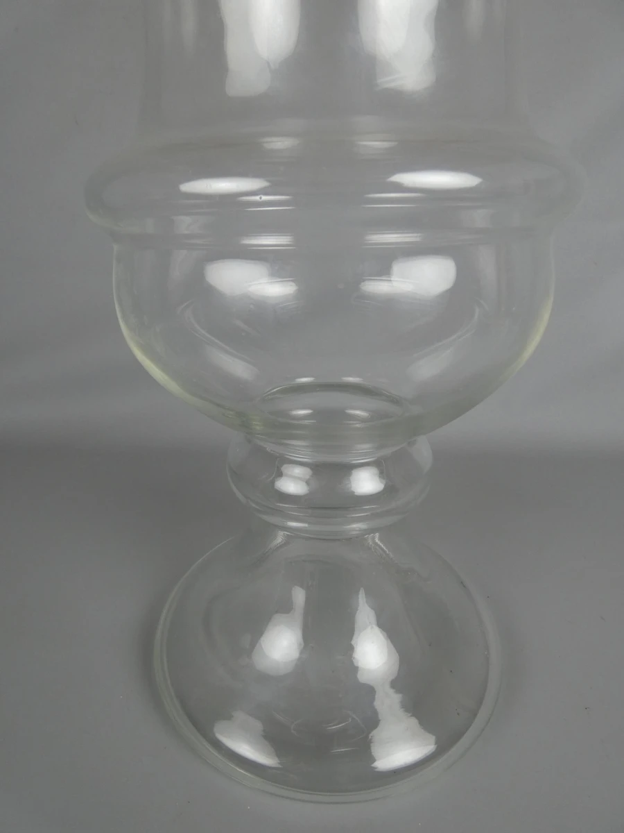 Grote glazen decoratieve vaas met bolvormige details