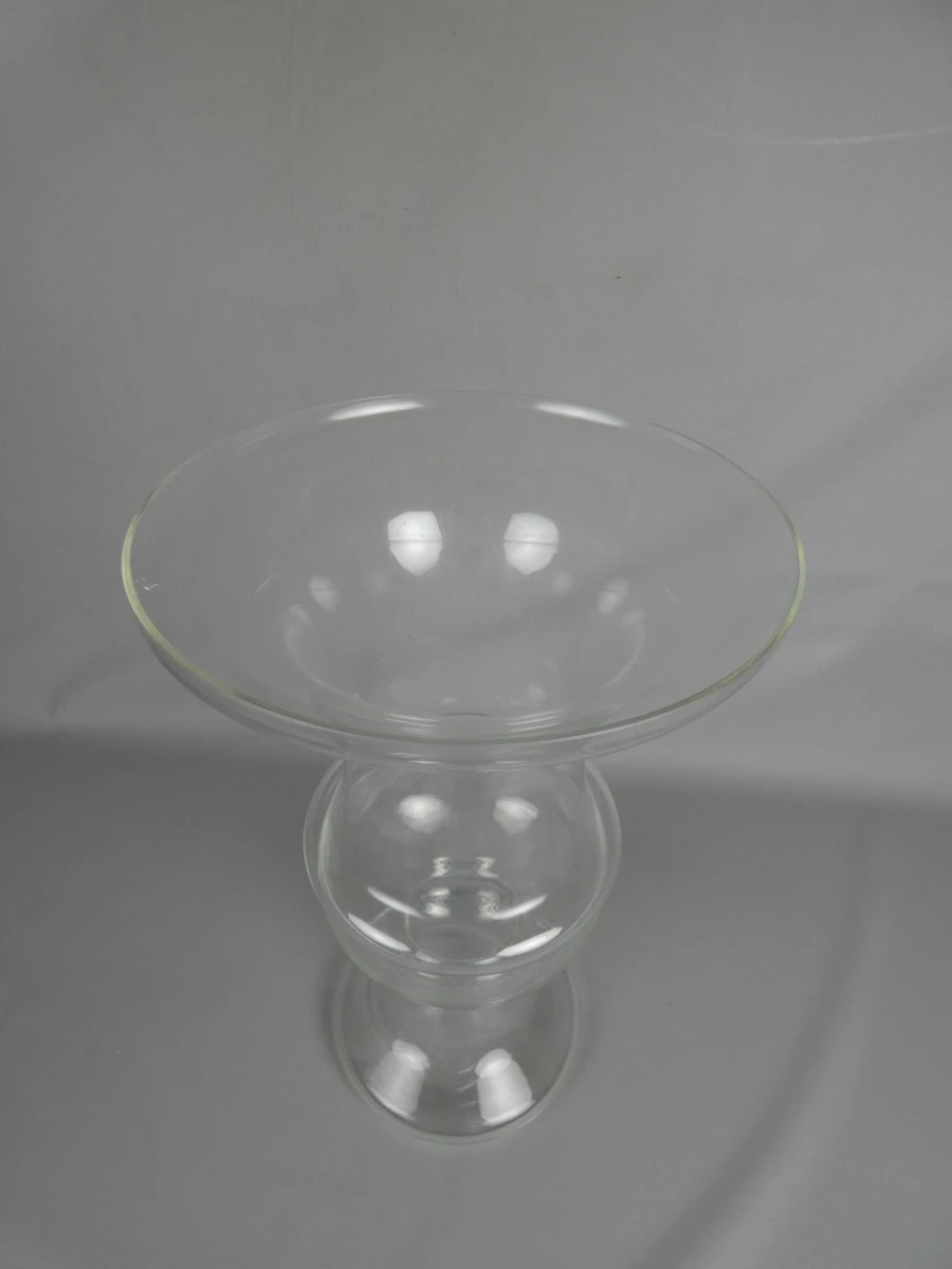 Grote glazen decoratieve vaas met bolvormige details