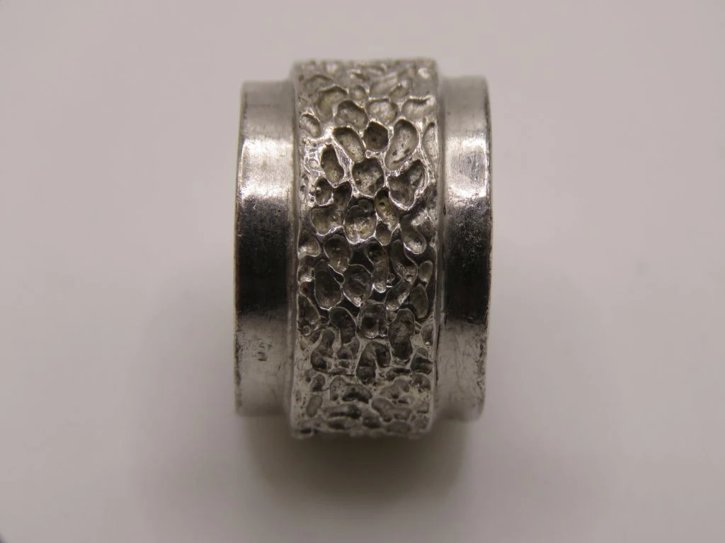 Brede ring van 925 zilver met reliëfstructuur