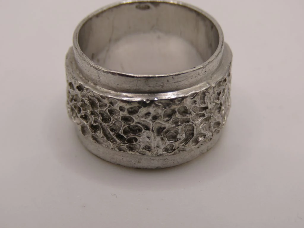 Brede ring van 925 zilver met reliëfstructuur
