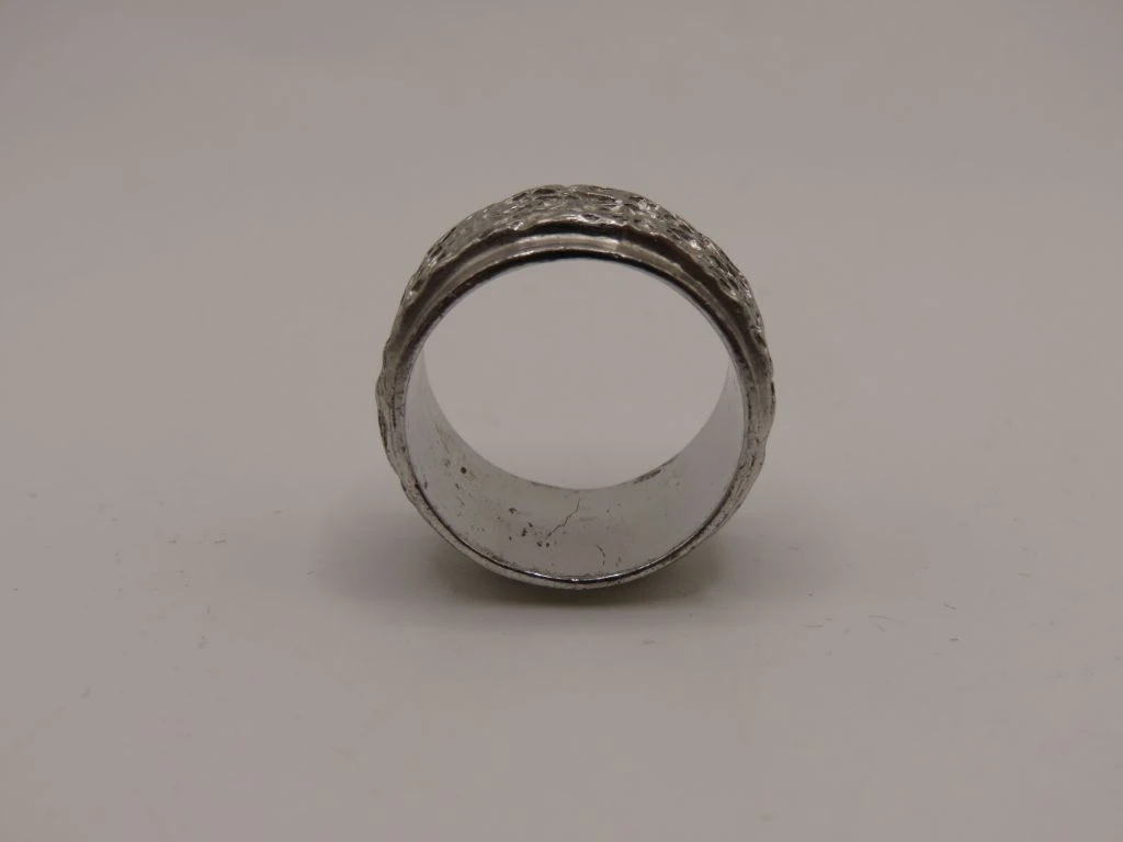 Brede ring van 925 zilver met reliëfstructuur