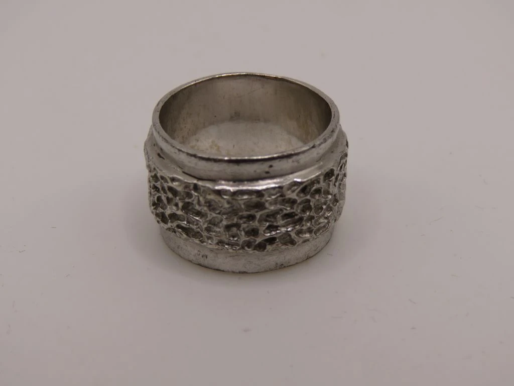 Brede ring van 925 zilver met reliëfstructuur