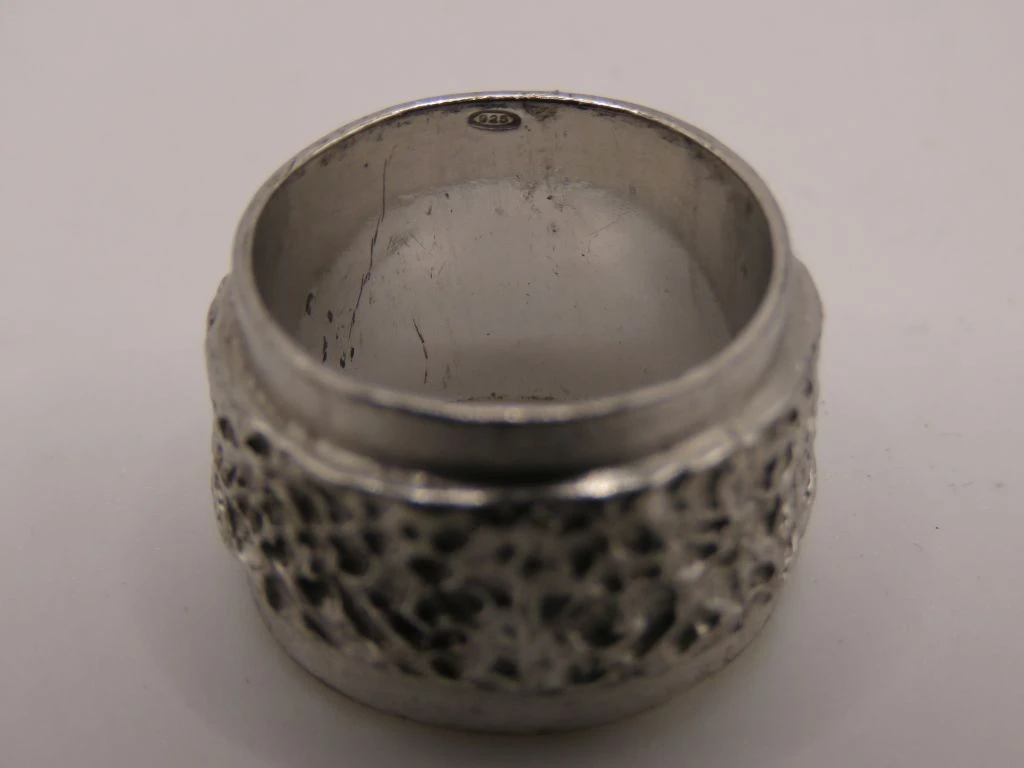 Brede ring van 925 zilver met reliëfstructuur