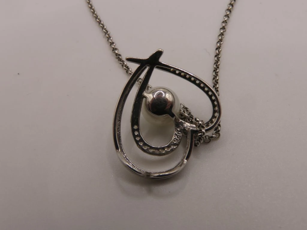 Zilveren ketting met hartvormige hanger en parel