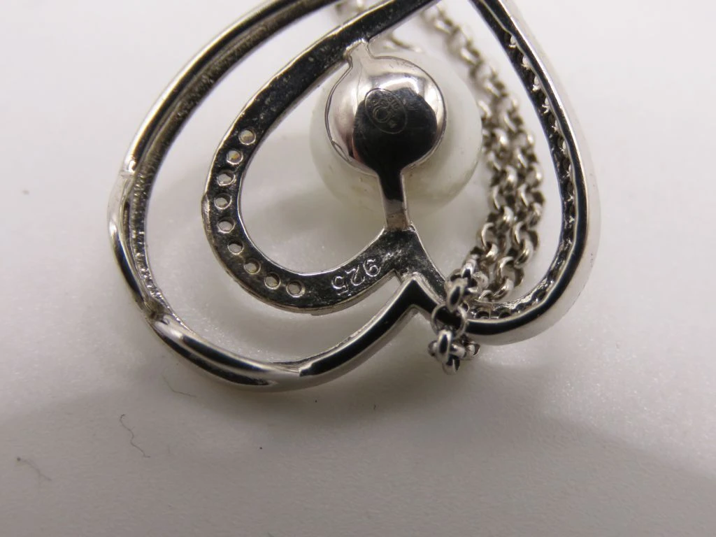 Zilveren ketting met hartvormige hanger en parel