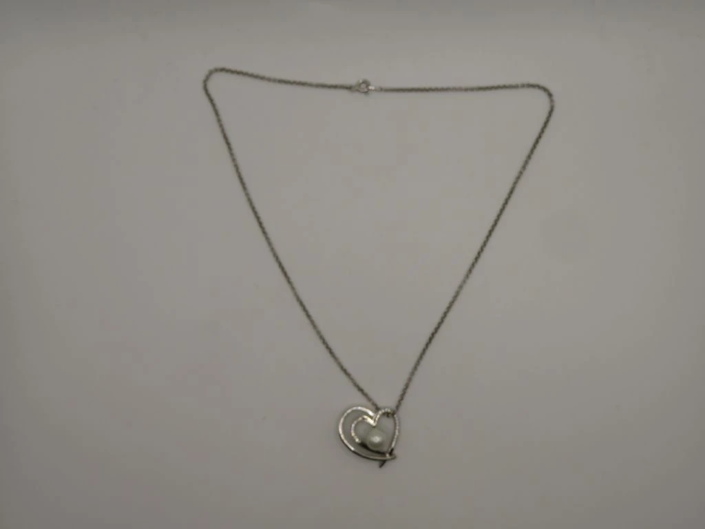 Zilveren ketting met hartvormige hanger en parel