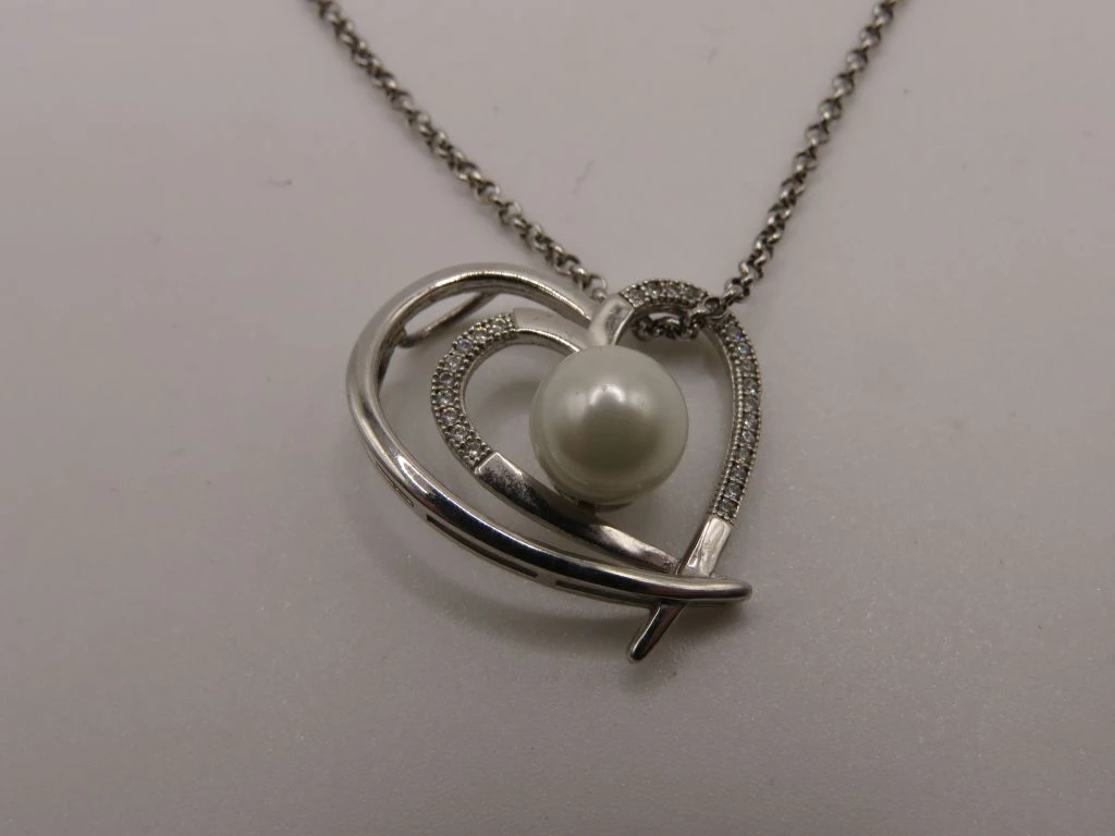 Zilveren ketting met hartvormige hanger en parel