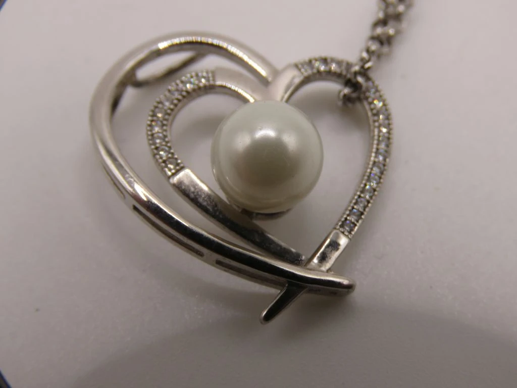 Zilveren ketting met hartvormige hanger en parel