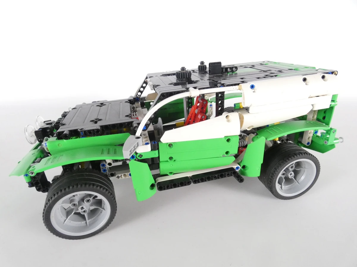 LEGO  Technic auto model in groen, wit en zwart