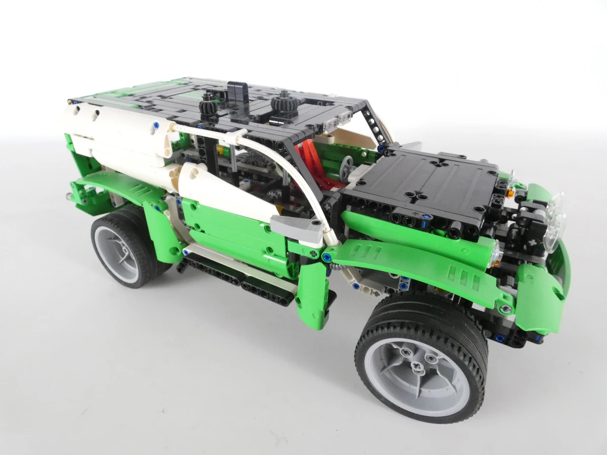 LEGO  Technic auto model in groen, wit en zwart
