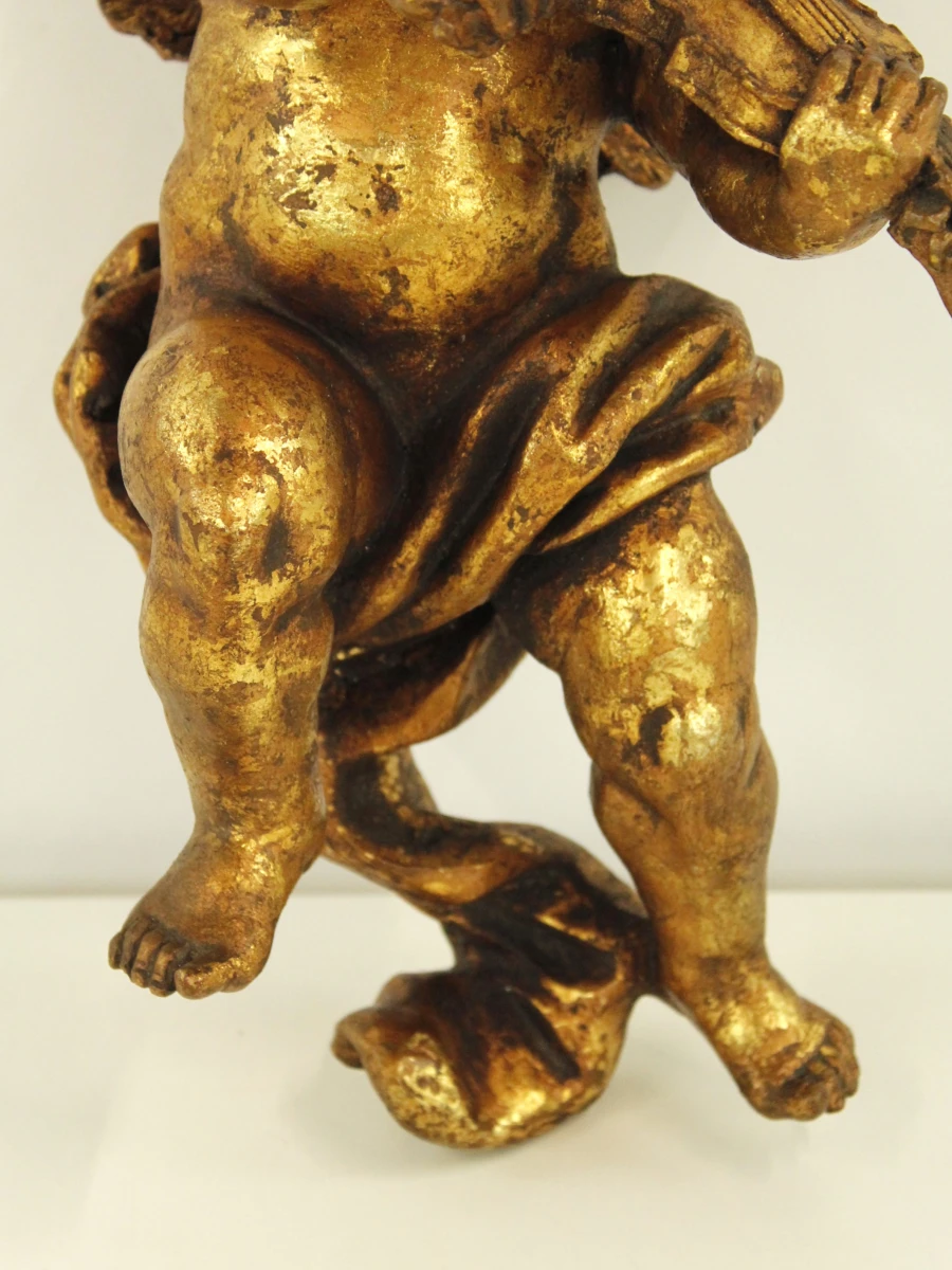 Decoratieve, gouden engelbeeldje met viool