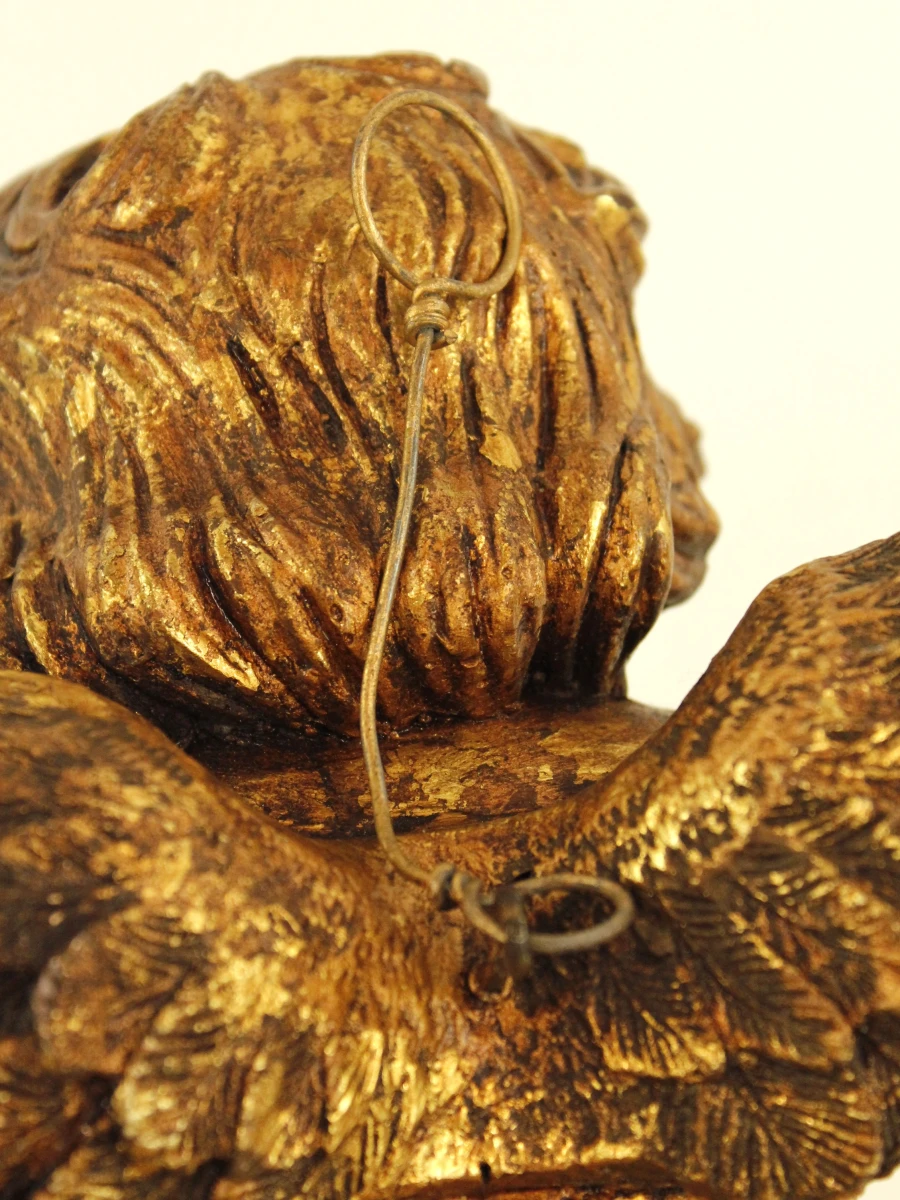 Decoratieve, gouden engelbeeldje met viool