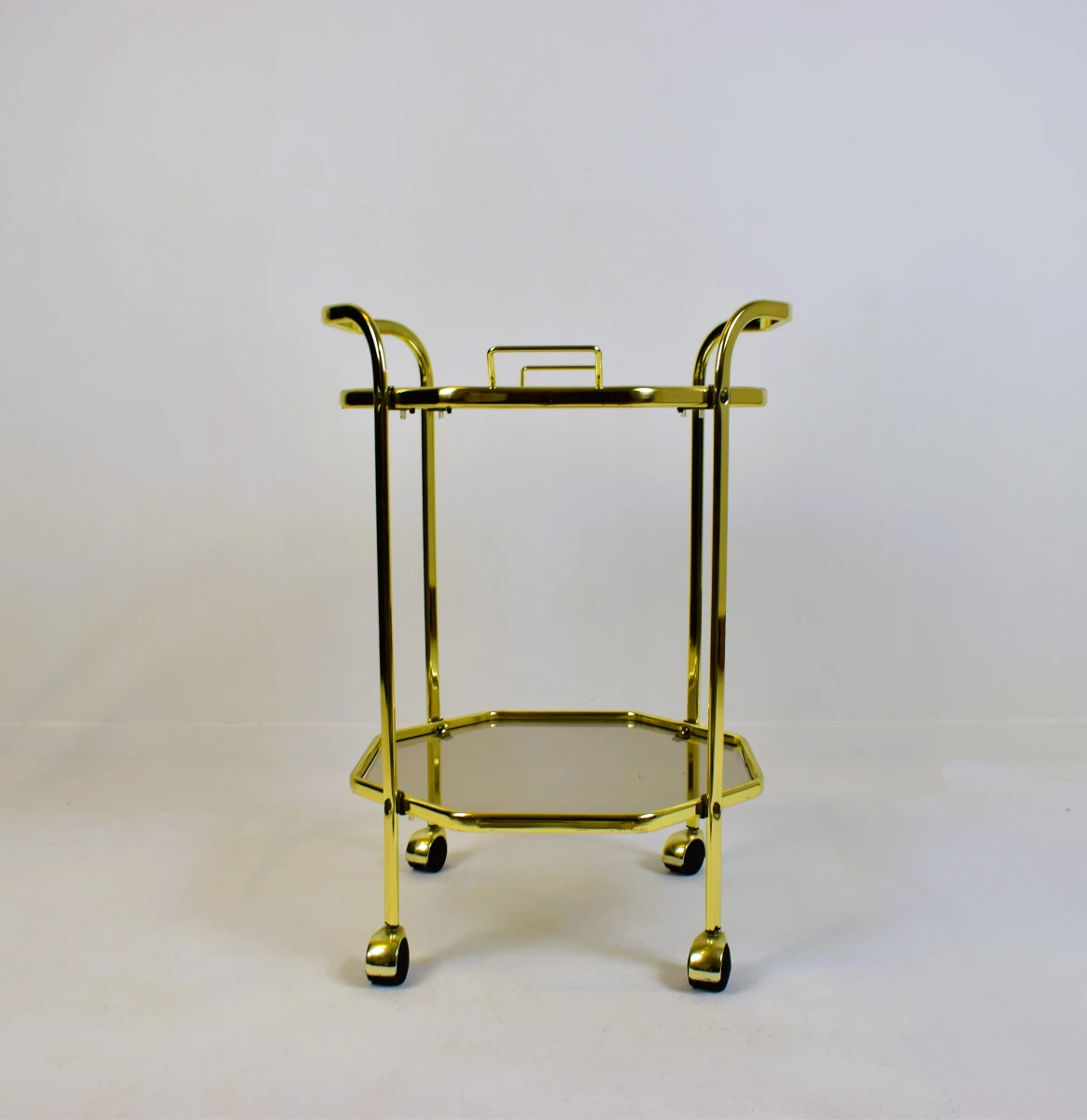 Vintage messing serveerwagen met glazen leggers op wielen