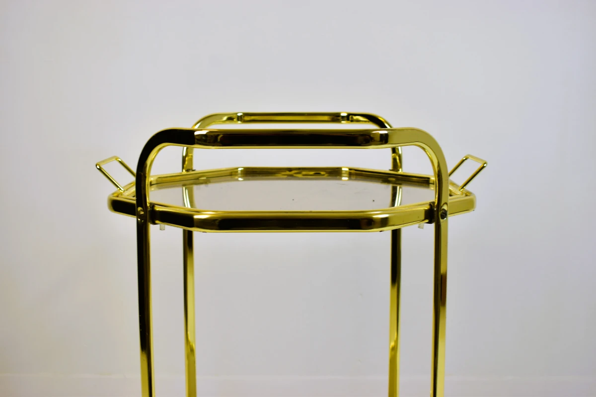 Vintage messing serveerwagen met glazen leggers op wielen
