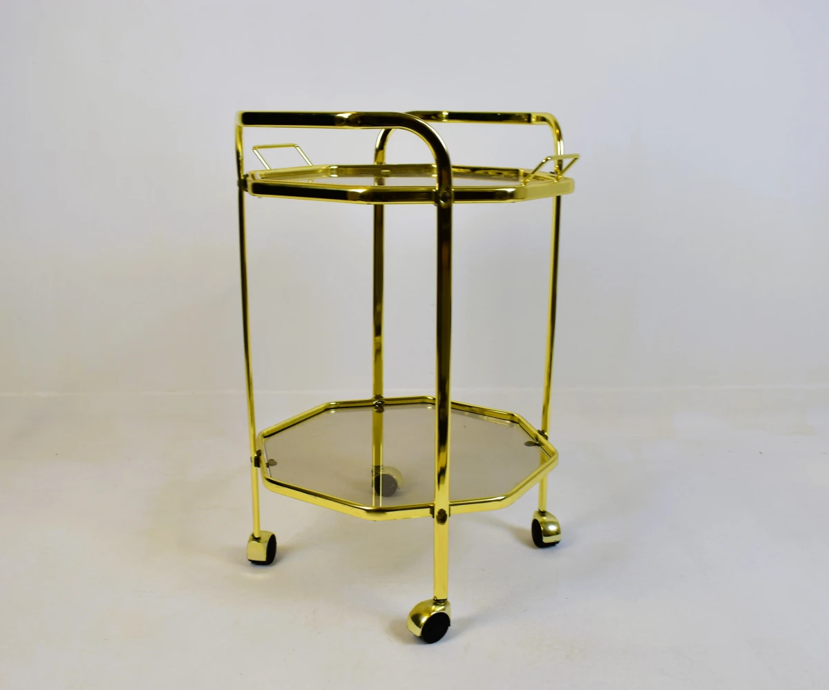 Vintage messing serveerwagen met glazen leggers op wielen
