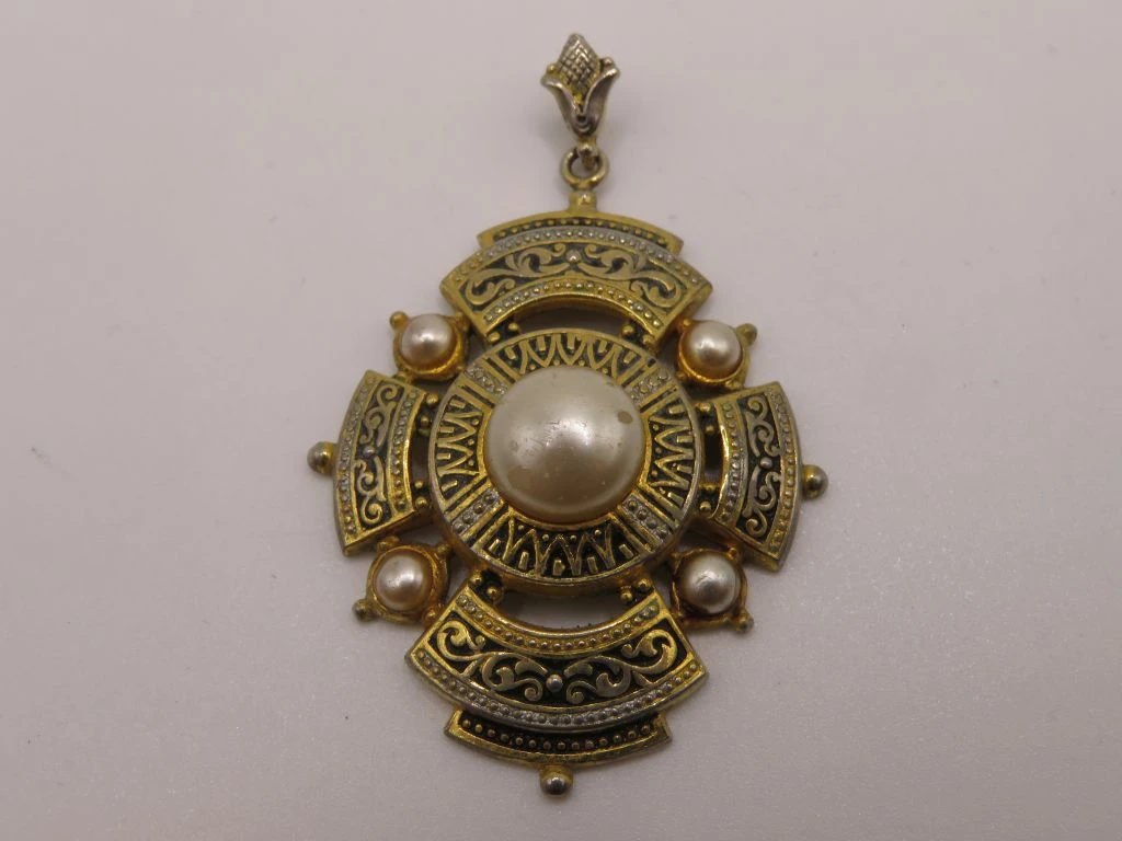 Toledo hanger met parelmoer en decoratieve patronen