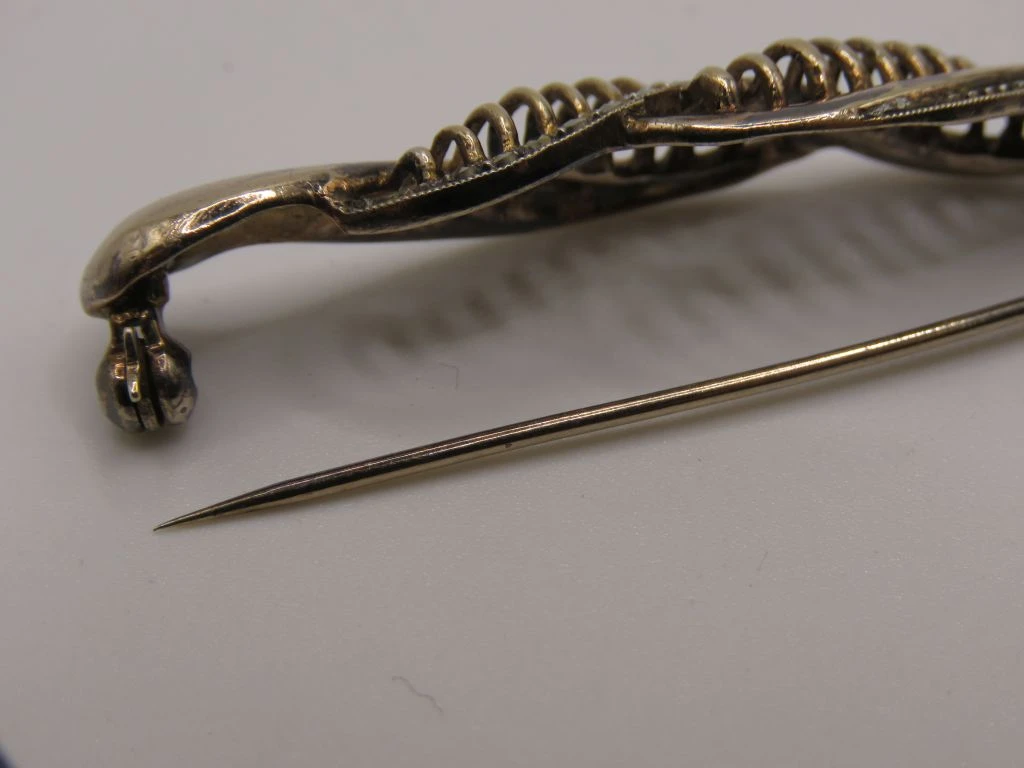 Zilveren broche met markasiet stenen