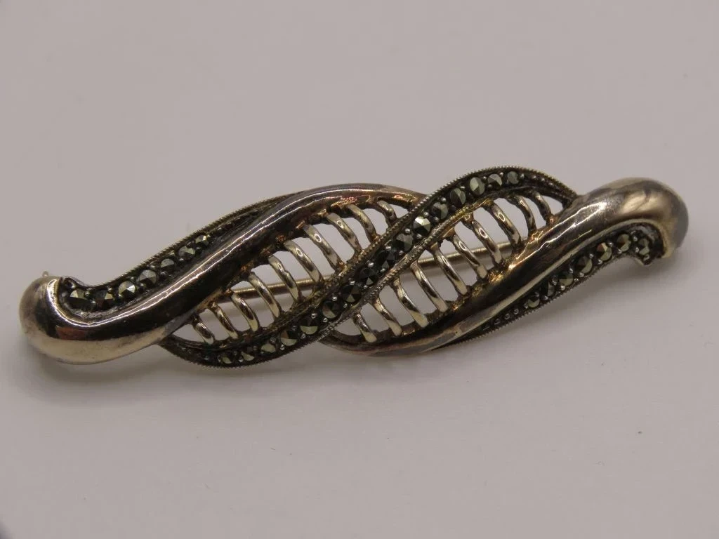 Zilveren broche met markasiet stenen