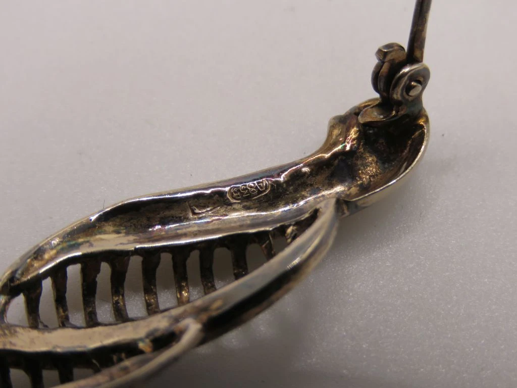 Zilveren broche met markasiet stenen